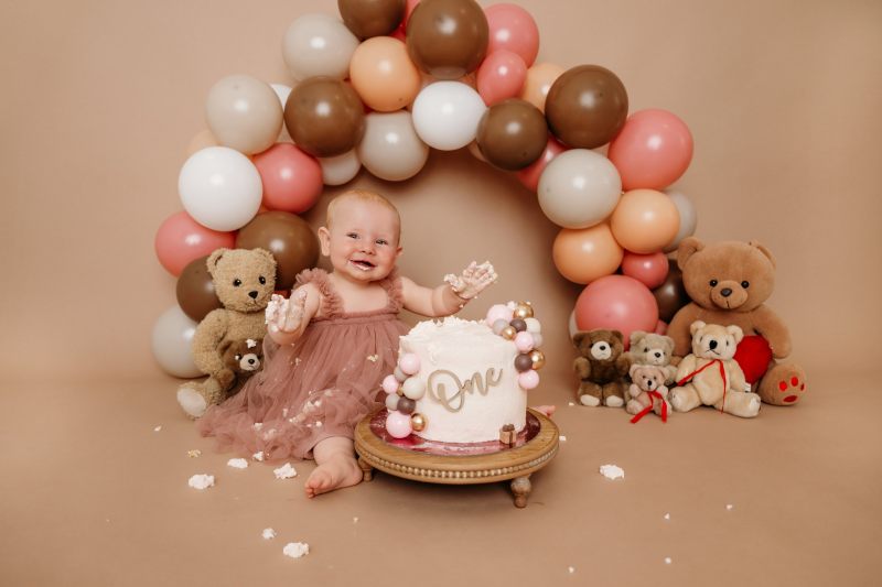 Babys erster Geburtstag muss ordentlich gefeiert werden. Idealerweise hält man den Moment mit einem entzückendem Fotoshooting fest. Bunte Deko und eine Torte zum Zermatschen sorgen für wunderschöne Bilder die auch in vielen Jahren noch eine Freude bereiten.