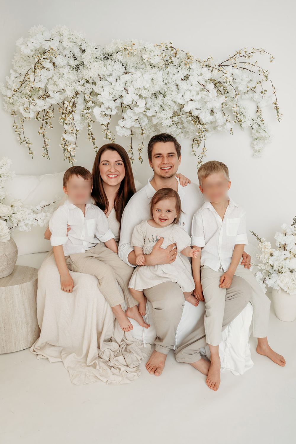 Mariella und Patrick von Schnuhz Photo Studio mit ihren drei Kids im blumigen Setting